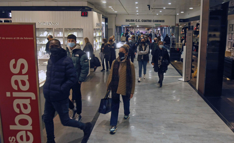 La alta afluencia en el primer día de rebajas provoca largas colas en el exterior de los establecimientos