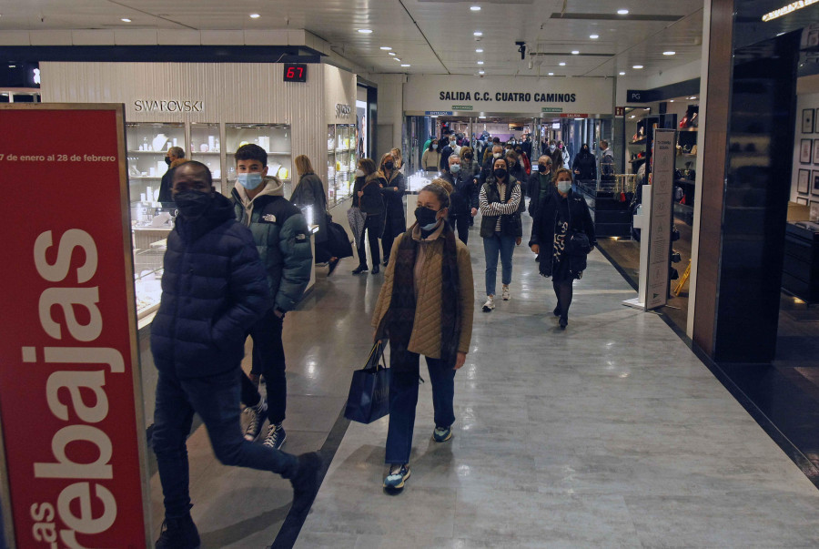 La alta afluencia en el primer día de rebajas provoca largas colas en el exterior de los establecimientos