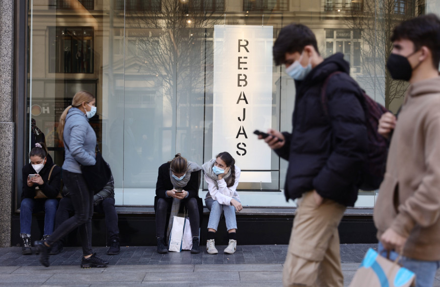 El 80 % de los consumidores creen que las rebajas se falsean, según FACUA