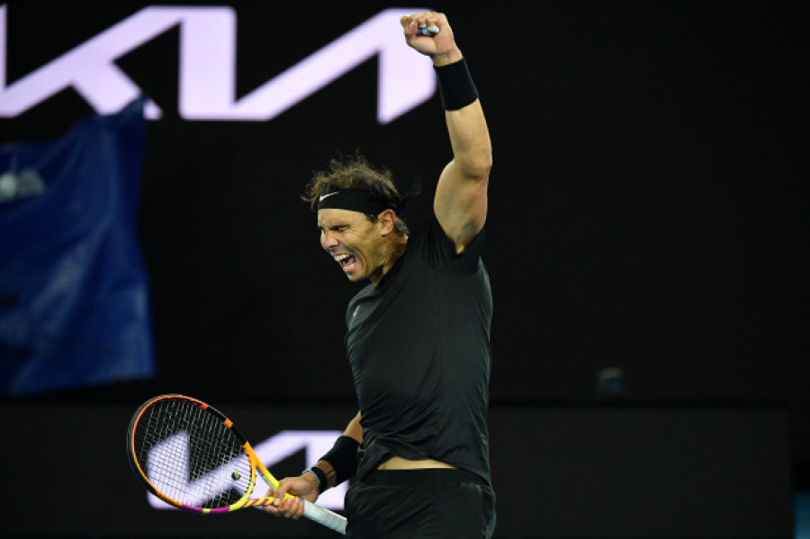 Nadal alza su primer título de 2022 en Melbourne