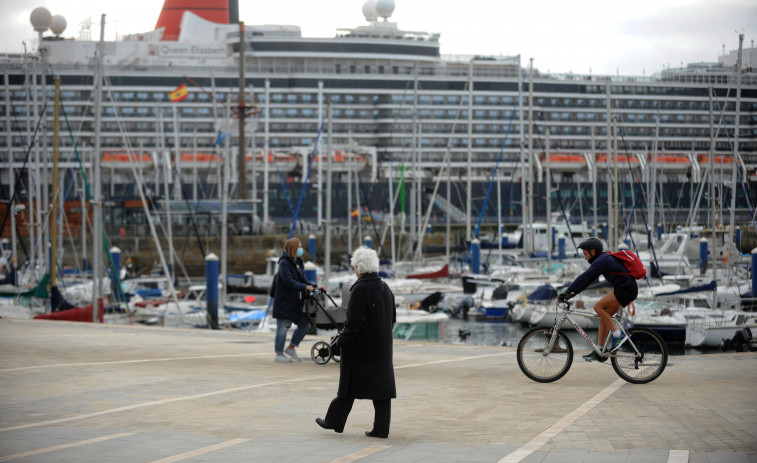 El crucero “Queen Elizabeth” atraca en el puerto coruñés por segunda vez esta semana