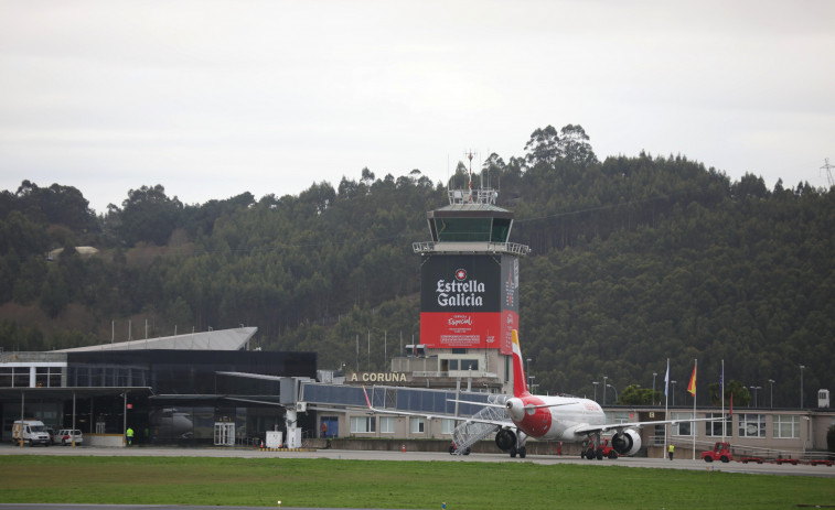 Vueling reduce a la mitad las frecuencias a Sevilla desde verano en Alvedro, mientras las duplica en Santiago