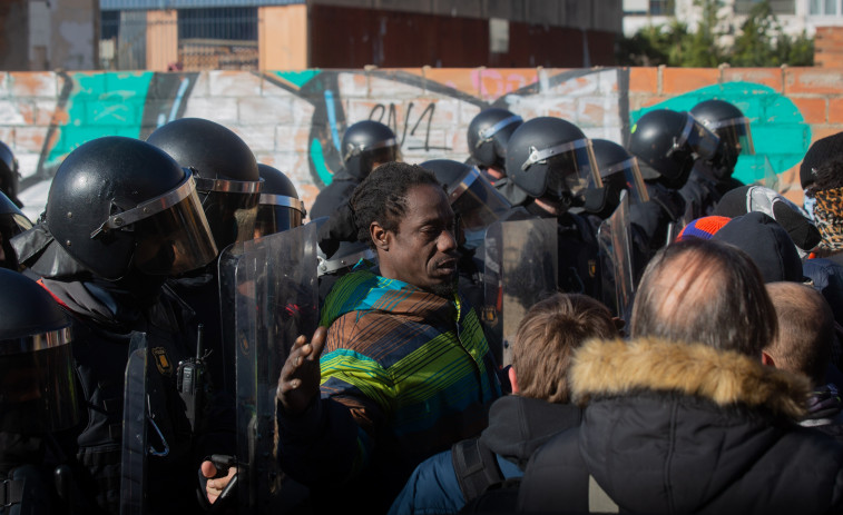 Ejecutado el desalojo de una nave de Badalona ocupada por más de cien inmigrantes