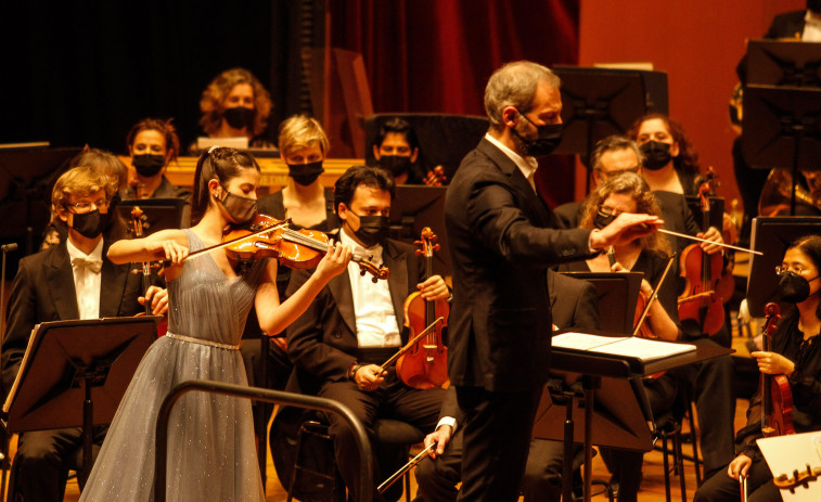 La Orquesta Sinfónica de Galicia retomó su temporada de abono junto a la violinista María Dueñas