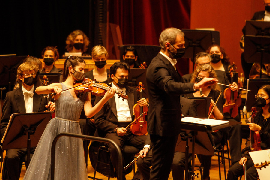 La Orquesta Sinfónica de Galicia retomó su temporada de abono junto a la violinista María Dueñas