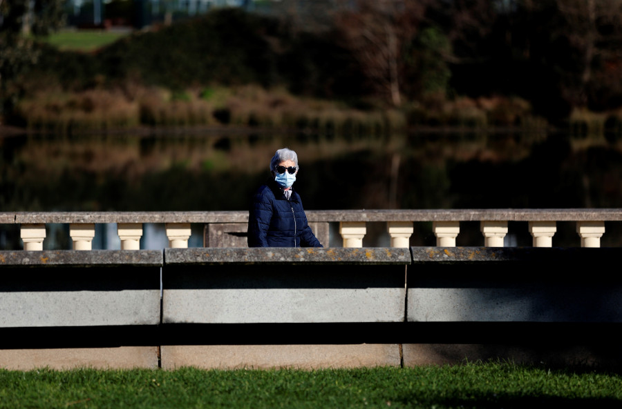 La ministra de Sanidad afirma que la retirada de mascarillas en exteriores "será pronto"