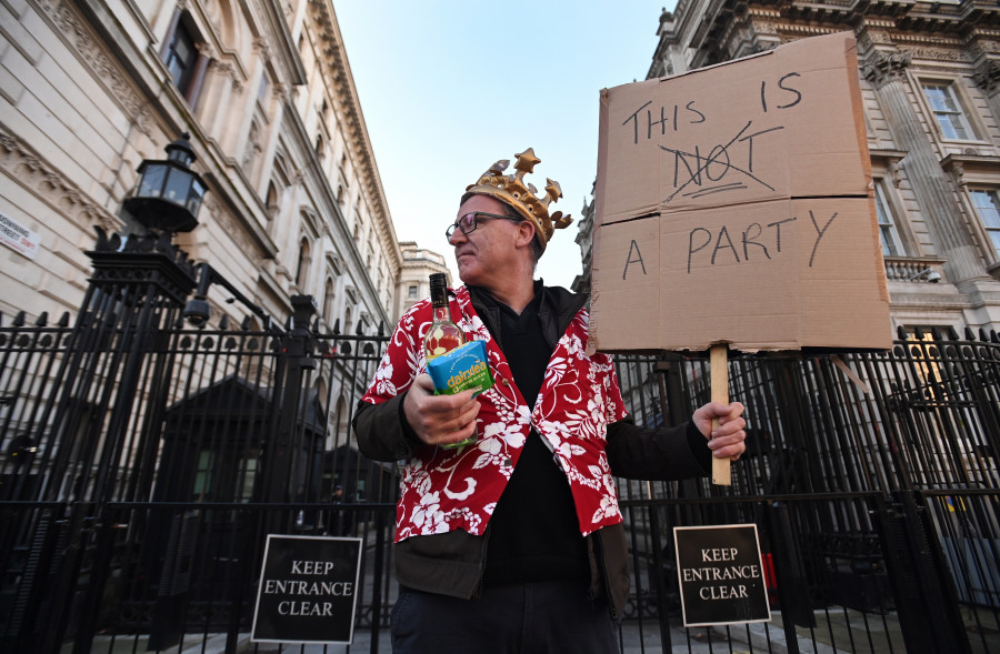 Downing Street celebraba reuniones sociales todos los viernes, según la prensa