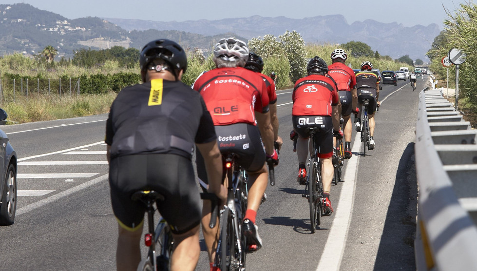 Un grupo de ciclistas circula por una carretera nacional