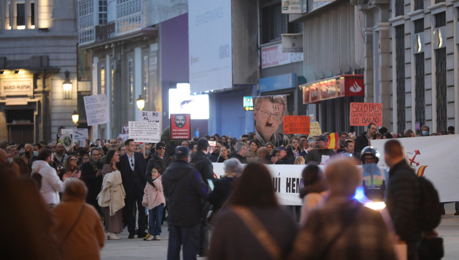 Unos 250 antivacunas  marchan por el  centro para protestar por la política sanitaria de la Xunta