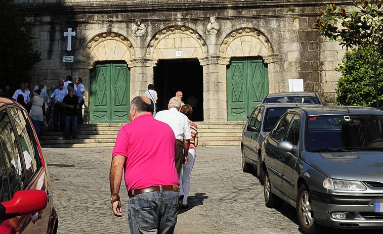 Vecinos de Nosa Señora alertan de que coches mal aparcados les impiden acceder a sus casas