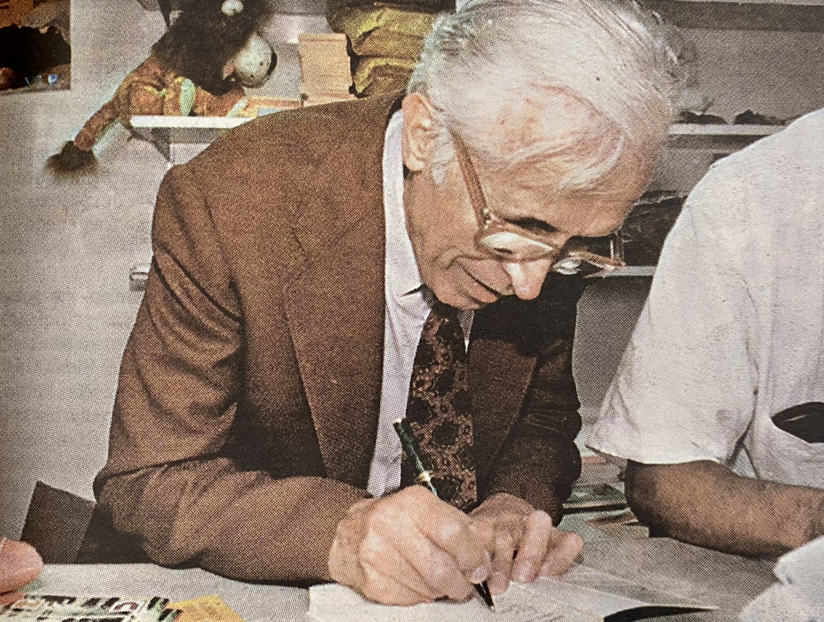 Xosu00e9 Neira Vilas firma en la feria del libro de A Coruu00f1a 1996