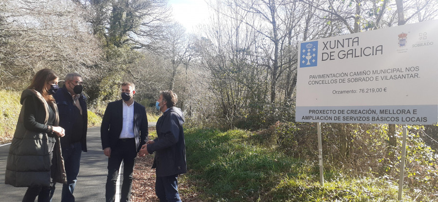 Prieto y Trenor visitan el nuevo camino de Vilasantar a Sobrado