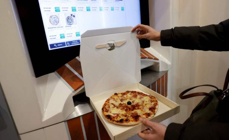 Ferrol estrena la primera expendedora de pizza fresca en Galicia