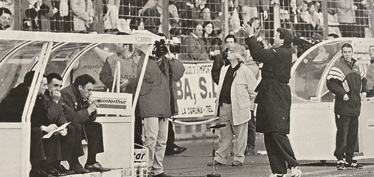 Toshack aplaude a la grada en Riazor en 1997