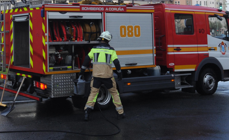 Los bomberos extinguen un pequeño incendio en unos arbustos de un solar de Pocomaco