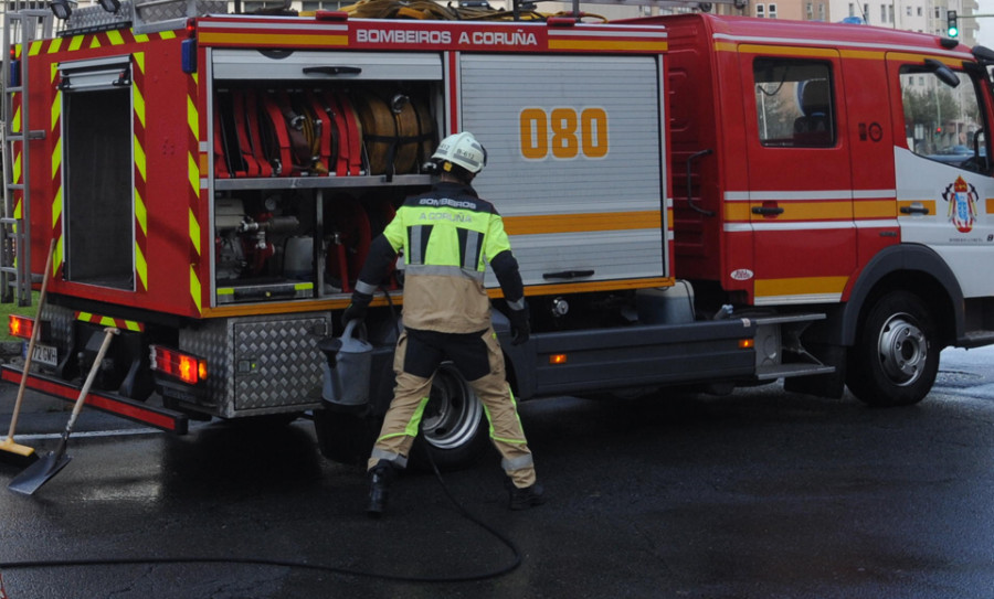 Los bomberos ayudan a los médicos del Modelo a liberar el dedo de  un niño atrapado en una tapa