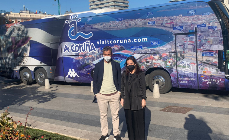 El nuevo bus del Depor, presentado en Fitur por Fran e Inés Rey, recorre las calles de Madrid