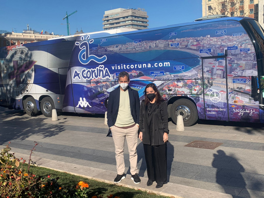 El nuevo bus del Depor, presentado en Fitur por Fran e Inés Rey, recorre las calles de Madrid