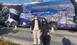 El nuevo bus del Depor, presentado en Fitur por Fran e Inés Rey, recorre las calles de Madrid