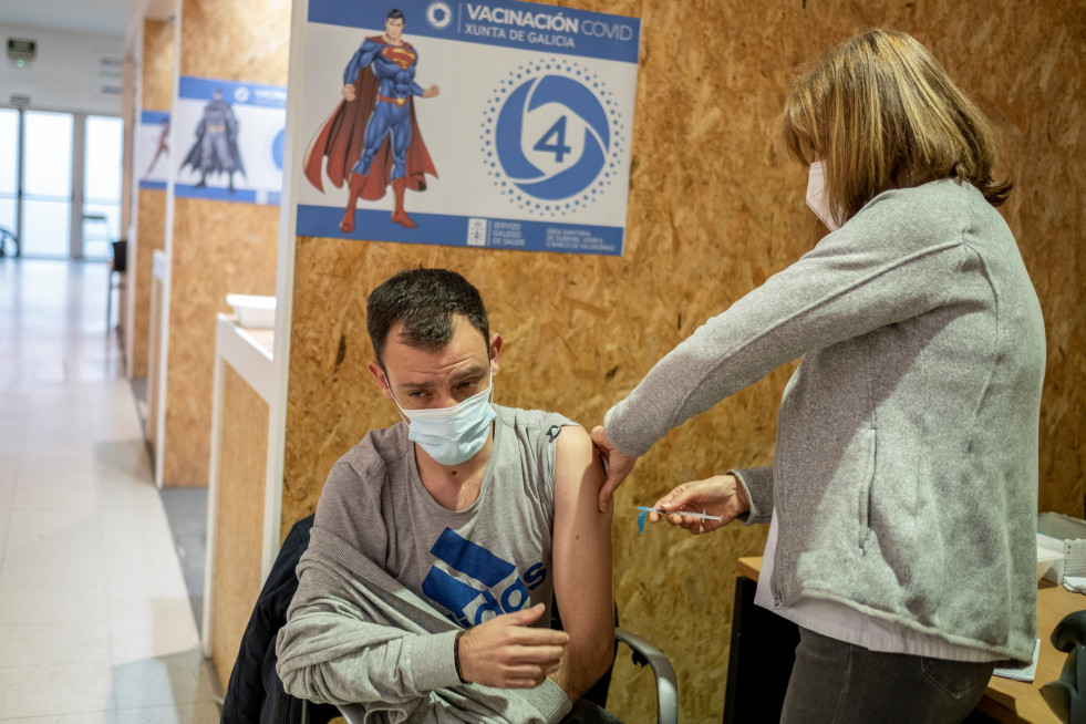 Un hombre recibe la vacuna contra el coronavirus en el recinto ferial de Expourense en Ourense este miércoles