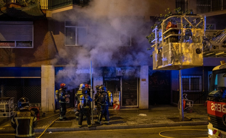 Un incendio en una tienda de mascotas de Barcelona deja varios animales muertos
