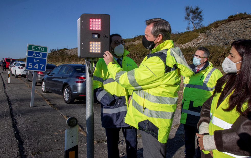 El delegado del Gobierno en Galicia, José Miñones, muestra el sistema antiniebla en la A8 en O Fiouco