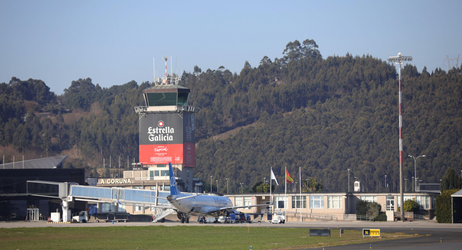 Vueling retira su base en Alvedro y recolocará a sus treinta empleados