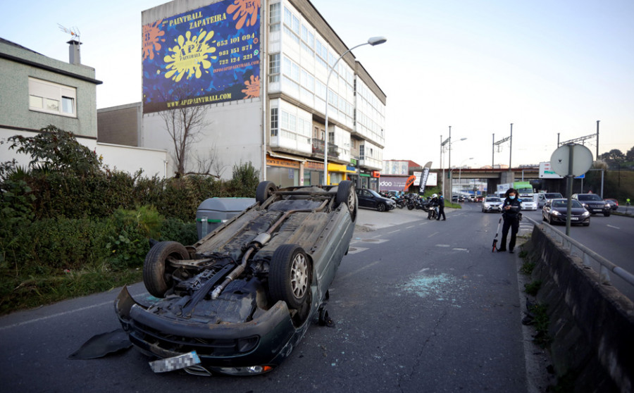 Un hombre resulta herido leve al volcar con su vehículo cerca de la rotonda de A Grela