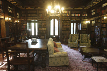 Vista del interior de la biblioteca de la escritora Emilia Pardo Bazán, en el pazo de Meirás