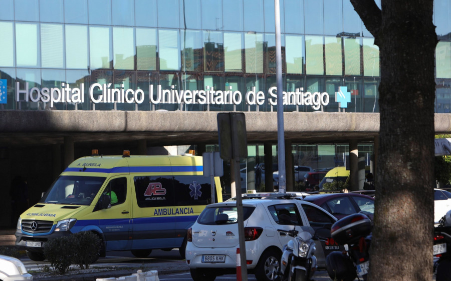 Excarcelan al conductor de un turismo tras chocar contra un camión en Santa Comba