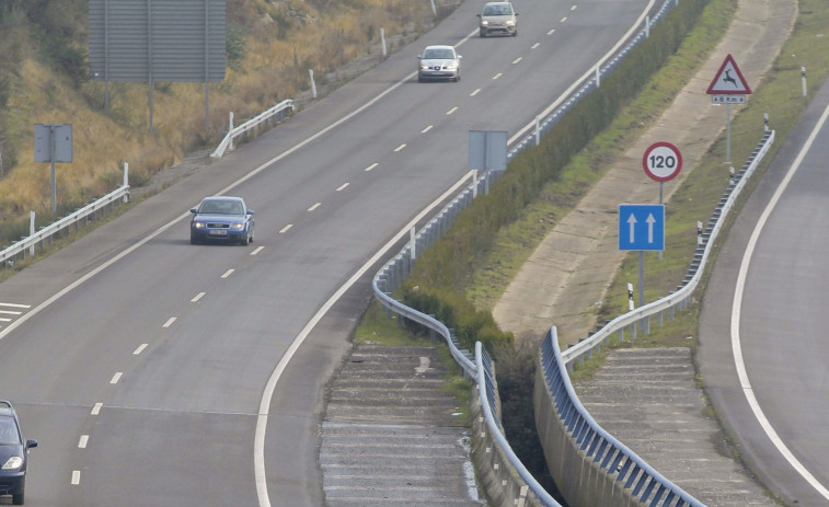 La Guardia Civil investiga a dos conductores por carreras en la A-6 en Lugo