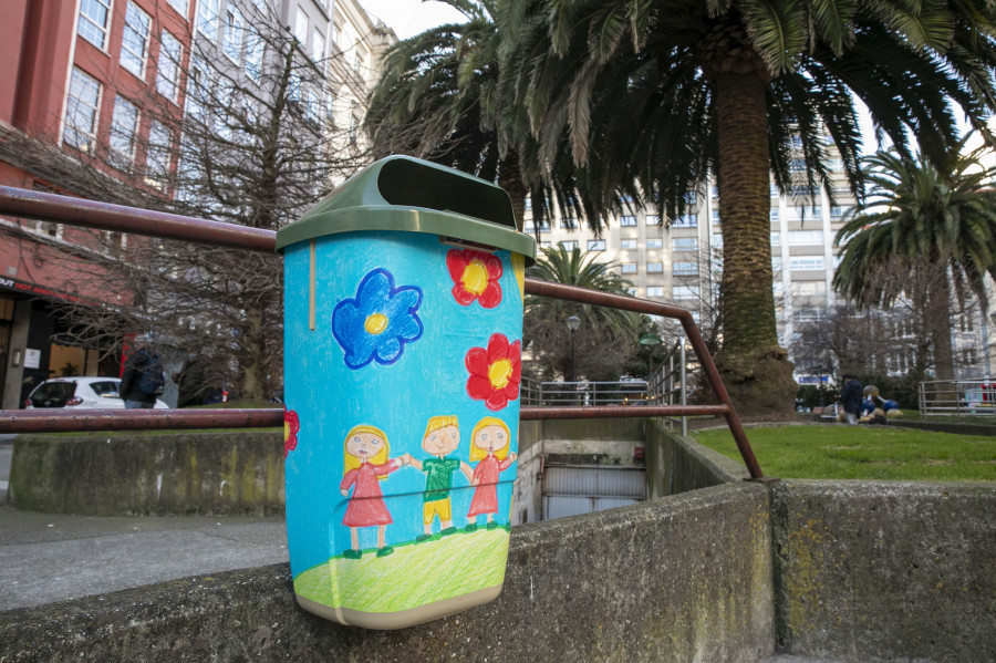 Comienza la instalación en A Coruña de papeleras con dibujos de escolares