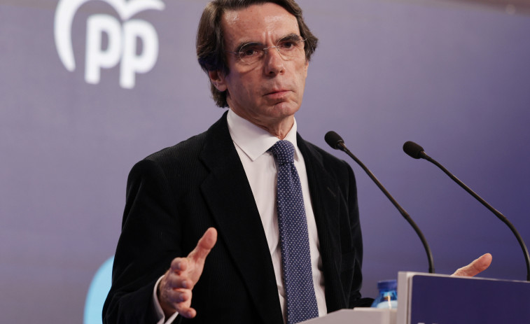 Aznar desea que Casado sea presidente y admite que le da 