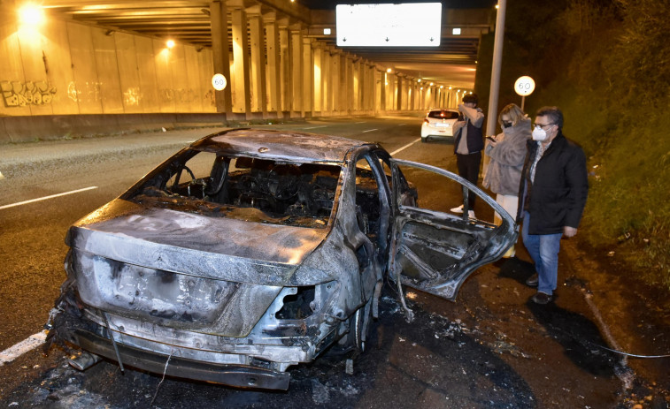 Un fuego calcina un Mercedes en la Tercera Ronda