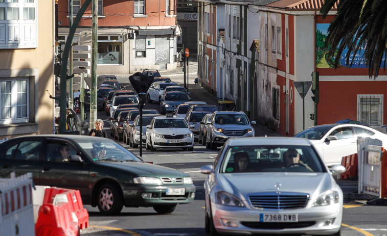 Los trabajos de canalización en la glorieta con la avenida de Arteixo estrangulan la ronda de Nelle