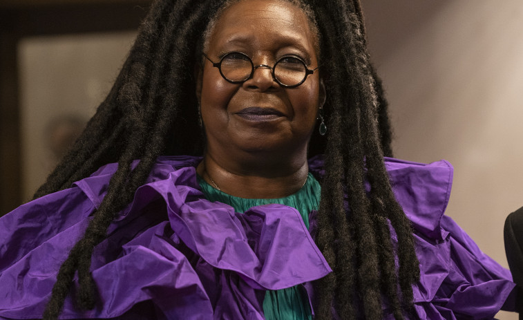 Whoopi Goldberg suspendida de presentadora por comentario sobre el Holocausto