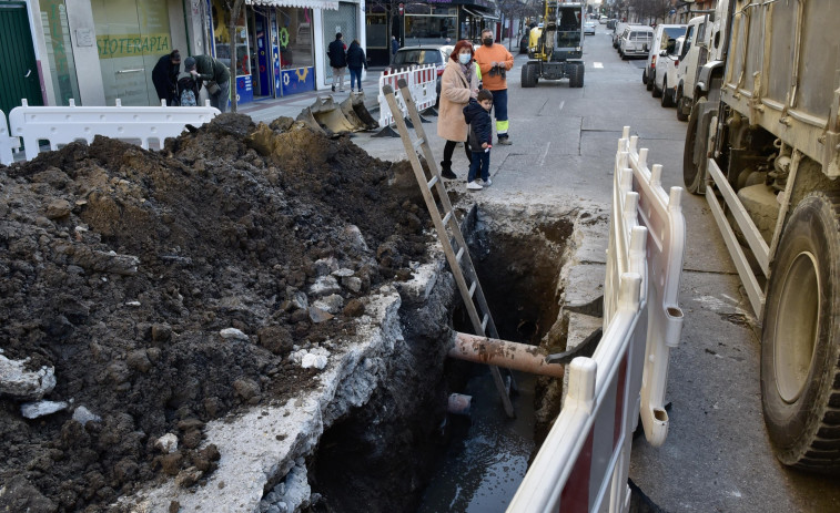 Un hundimiento inminente obliga a cortar la avenida de Os Mallos