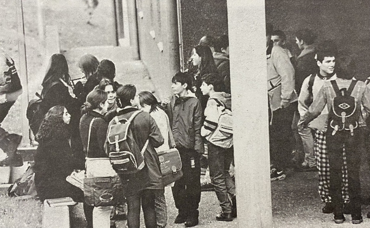 Escolares a la puerta de un colegio 1997