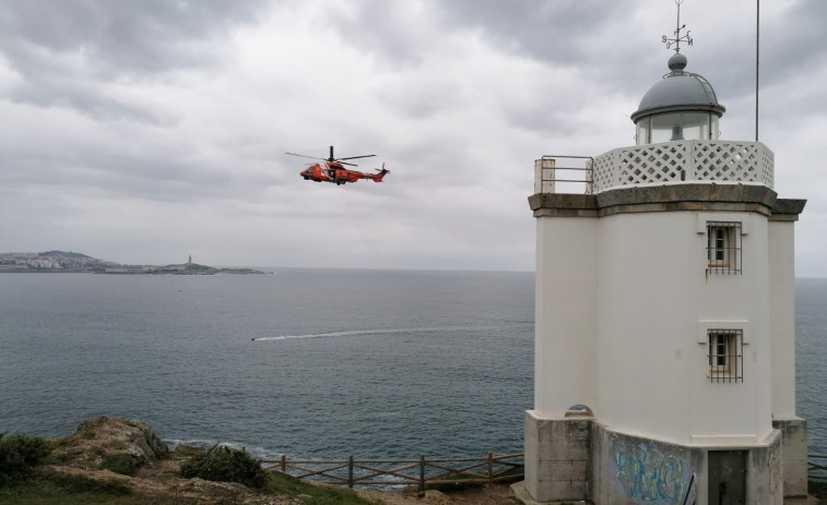 Buscan por tierra, mar y aire a una mujer desaparecida en el entorno del faro de Mera