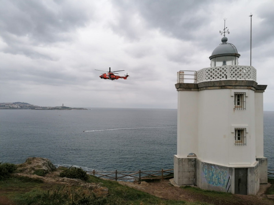 Buscan por tierra, mar y aire a una mujer desaparecida en el entorno del faro de Mera