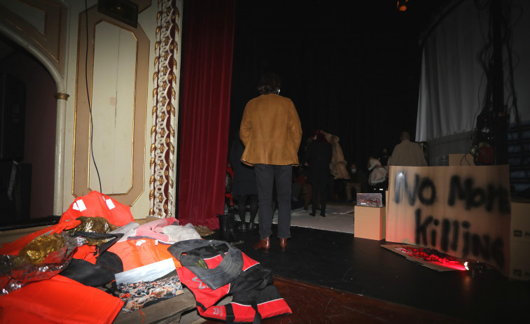 El teatro Rosalía se convirtió  por un día en el campamento  de refugiados de Moria