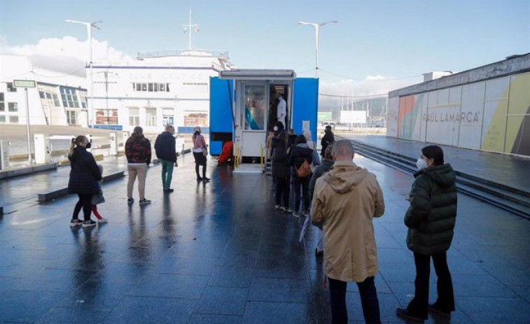 Los casos activos de covid en Galicia siguen en descenso, pero los ingresados suben hasta los casi 700