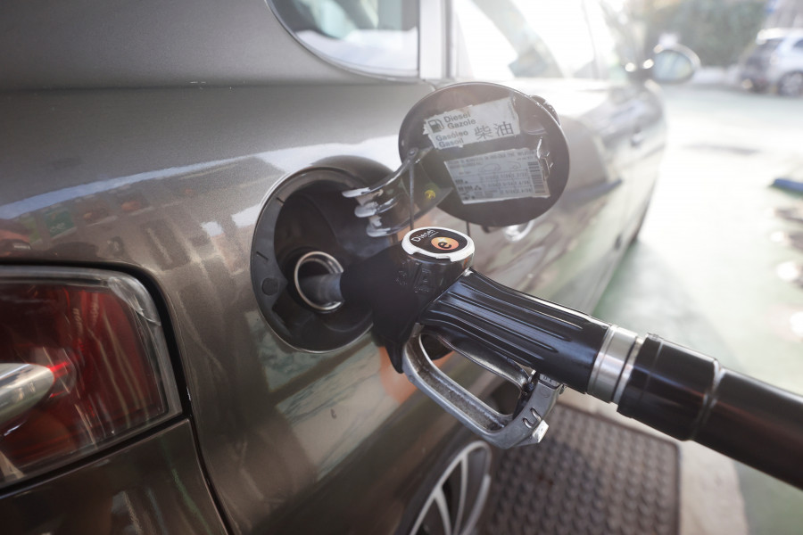 El precio de los carburantes cae por segunda semana consecutiva