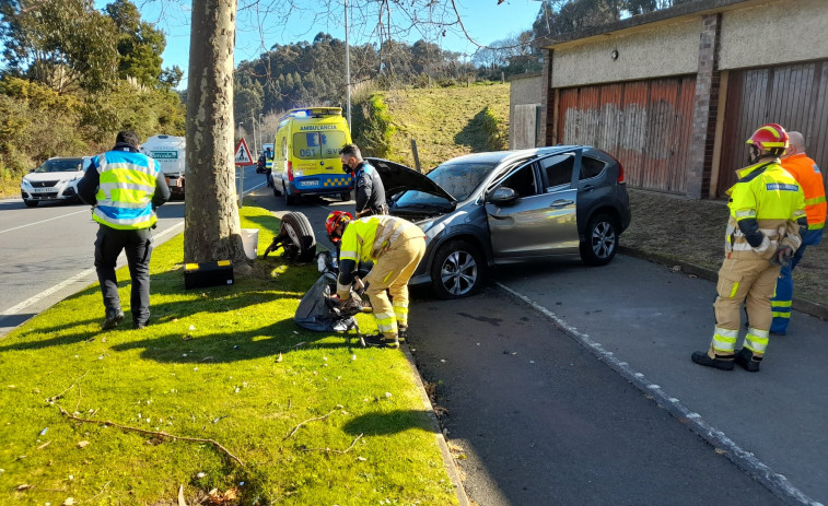 Un conductor resulta herido leve tras estrellarse contra un árbol en Bastiagueiro