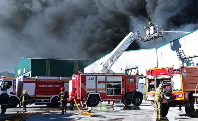 Controlado el incendio de una nave en Santa Comba que causó dos heridos