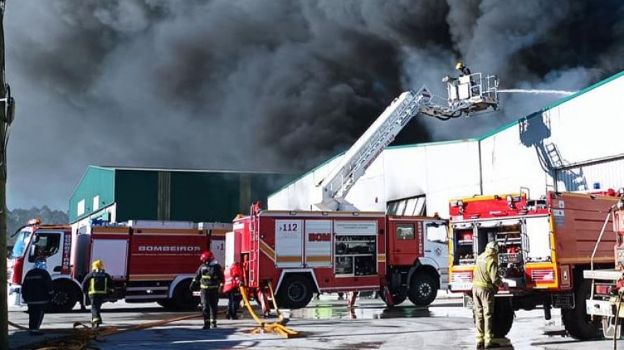 Controlado el incendio de una nave en Santa Comba que causó dos heridos