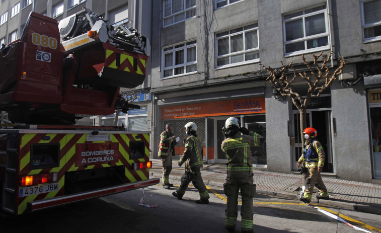​Los bomberos extinguen un fuego en el almacén de una pescadería de la avenida de Os Mallos
