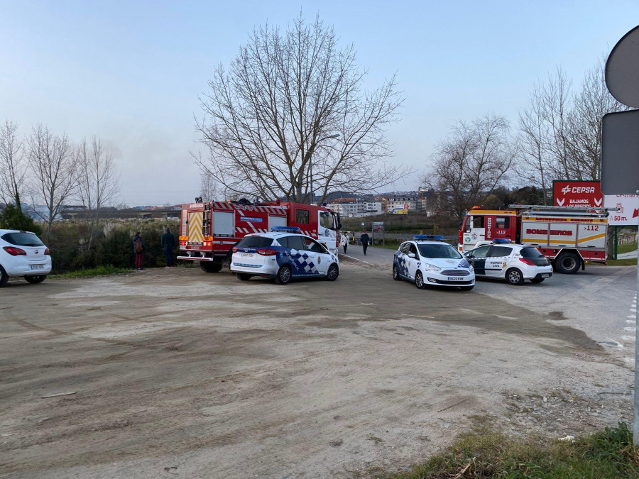 Los servicios se extinción de incendios sofocan un fuego en la antigua Koipe, en A Barcala