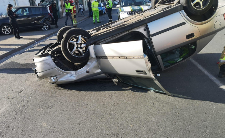 Un vehículo se sale de la vía, vuelca y colisiona contra otros dos coches aparcados en Guísamo