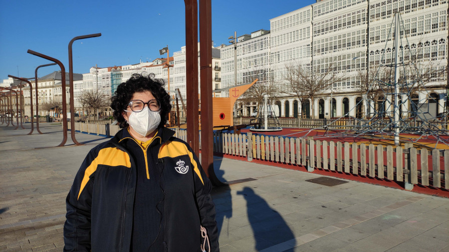 Paloma Martínez, cartera en A Coruña, protagoniza un vídeo de Correos para promocionar el Camino Inglés